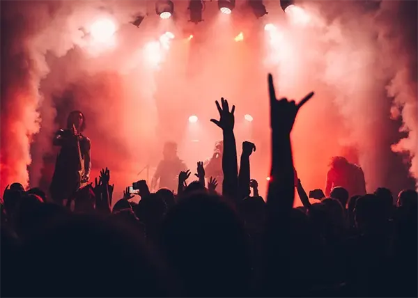 concierto en vivo con humo y fondo muy bonitos