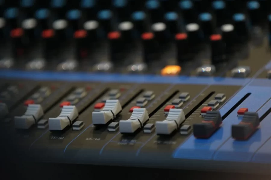faders de una mesa de mezclas
