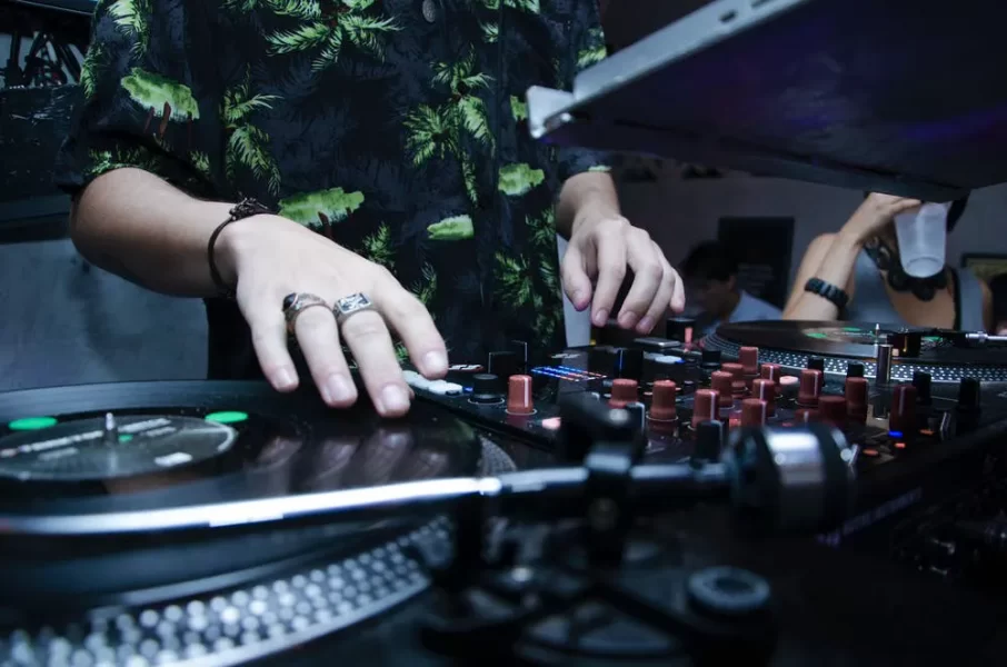 DJ pinchando en un club pequeño