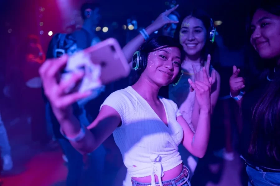 chicas de fiesta se hacen un selfie