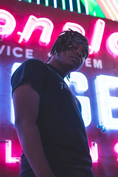 negro cantante de trap sobre un fondo lleno de luces