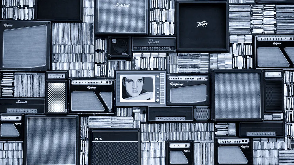 pared llena de amplificadores y discos de vinilo