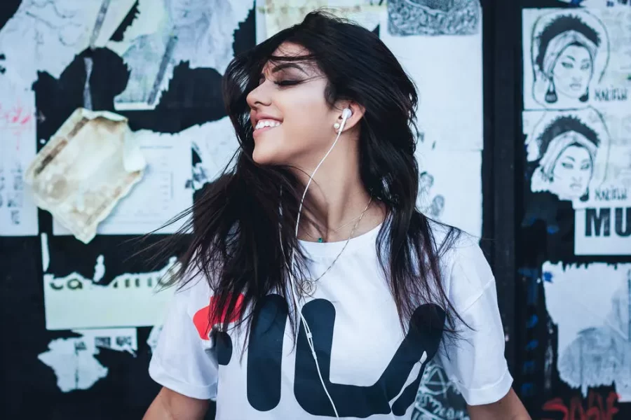 chica con auriculares disfrutando de la música