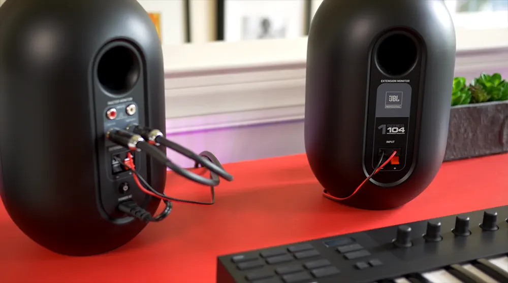 JBL One Series 104-BT 04
