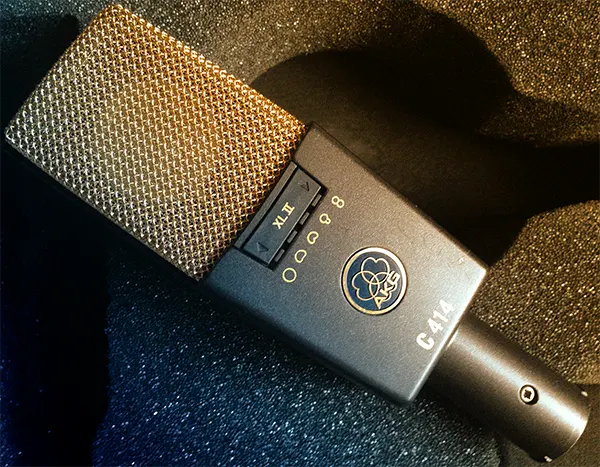 El micrófono AKG C414 XLII es el estándar de la industria musical y el mejor micrófono que puedes comprar para cantar y grabar voz