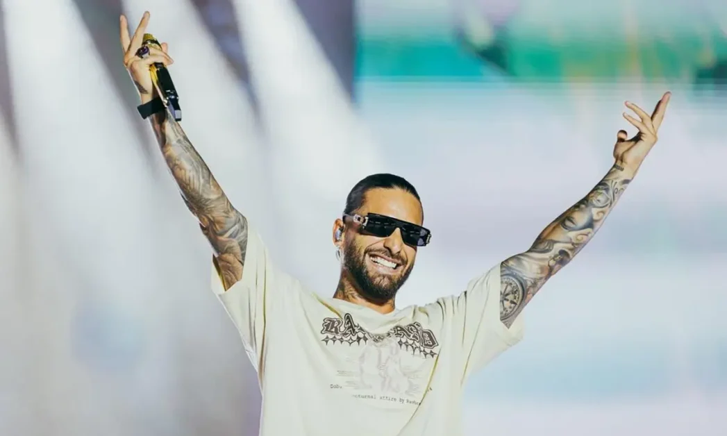 El secreto del vestuario más llamativo de Maluma en un concierto
