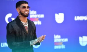 El uso de pianos oscuros como marca de identidad de Anuel AA