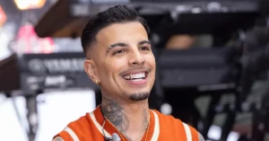 La manera en que Rauw Alejandro escoge sus portadas de álbum