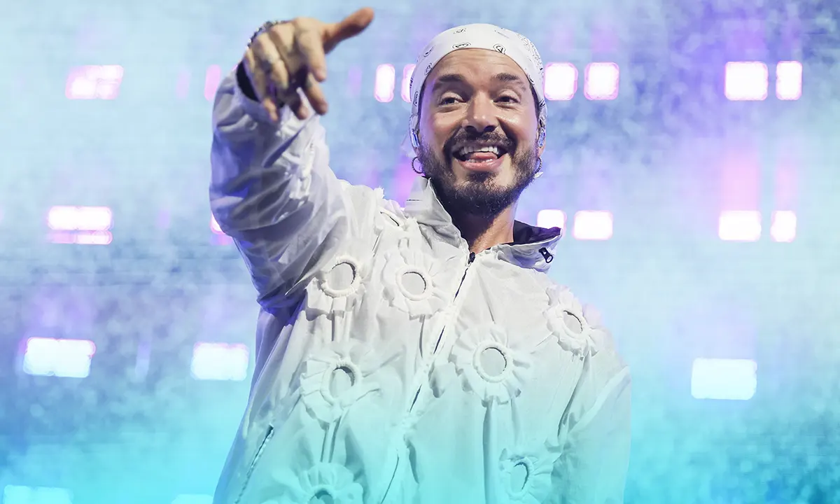 ¿Cómo J Balvin ha utilizado su plataforma para dar visibilidad a otros artistas latinos emergentes?