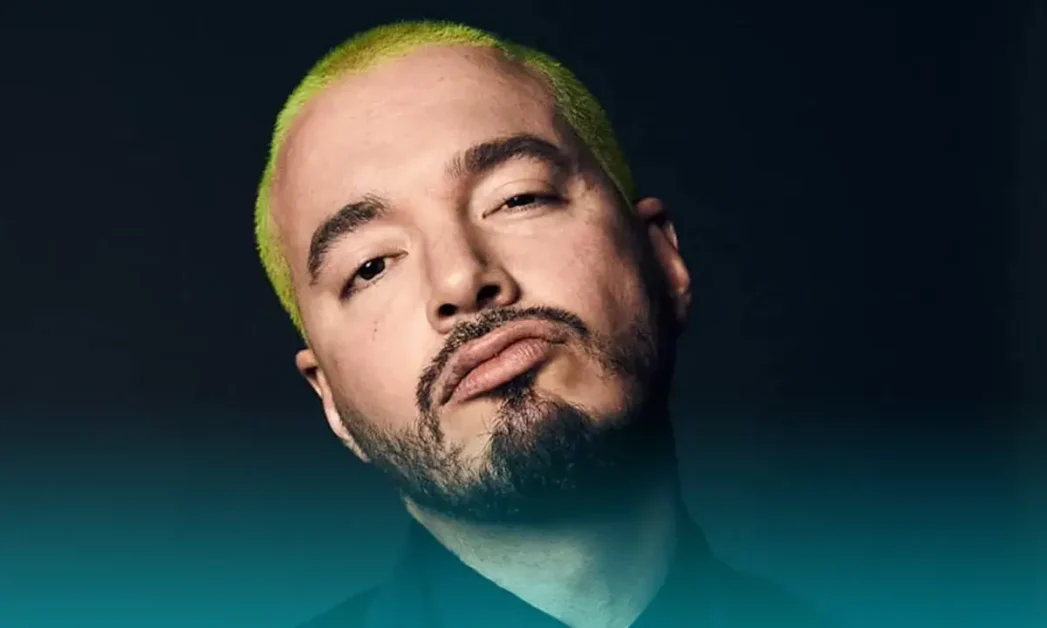 ¿Cómo J Balvin se mantiene conectado con sus seguidores a través de las redes sociales?