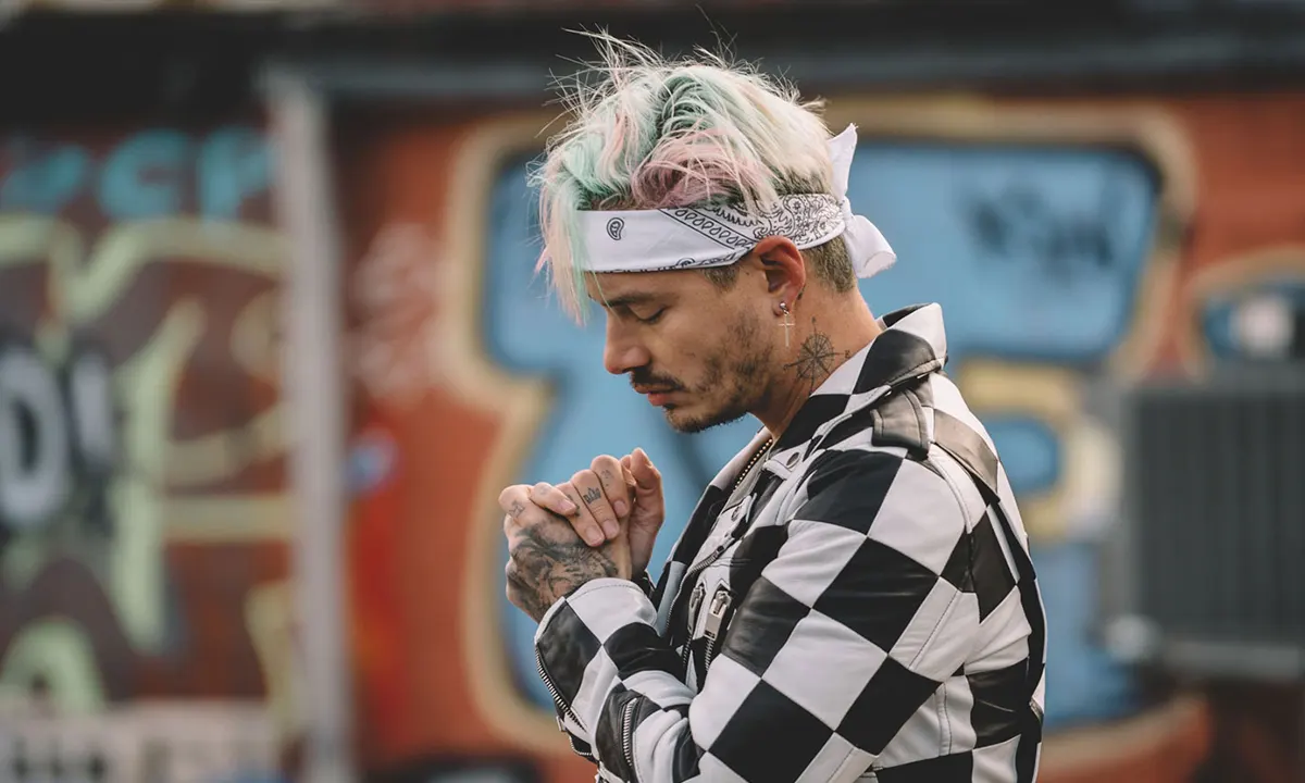 ¿Cómo ha sido la evolución del estilo de J Balvin en sus videos musicales?
