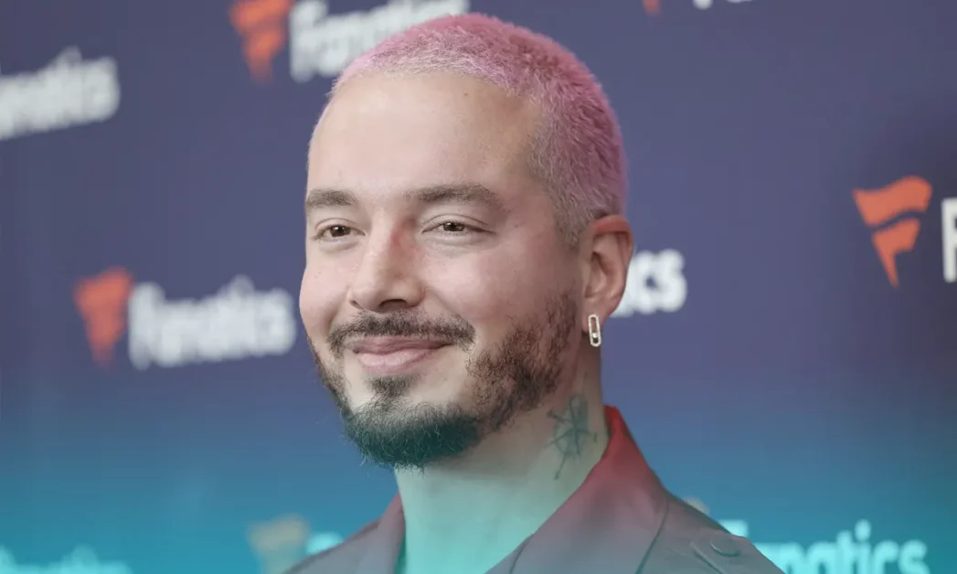 ¿Cuál es la importancia de las colaboraciones entre J Balvin y artistas de diferentes géneros?