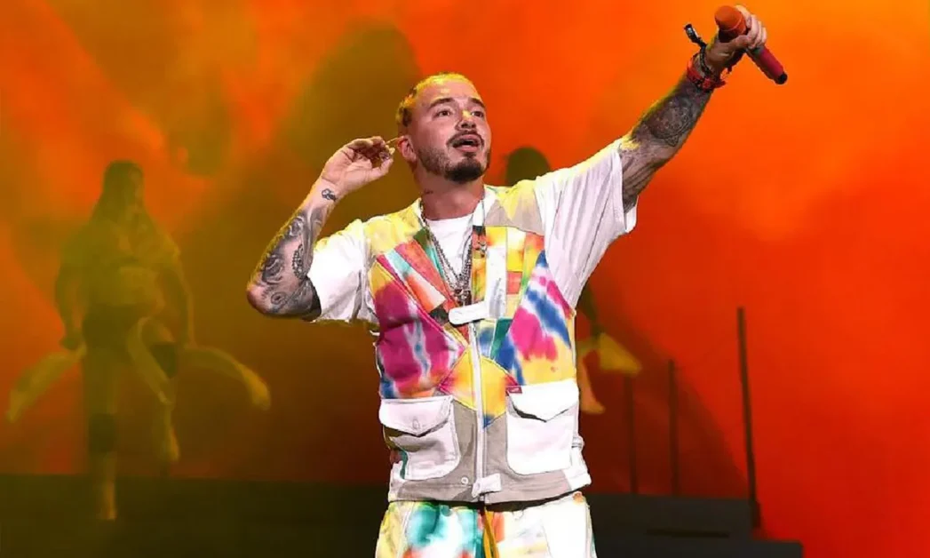 ¿Qué caracteriza la voz de J Balvin y qué lo hace único como cantante?