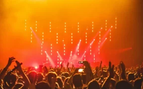 Artistas que usan seudónimos para lanzar discos secretos