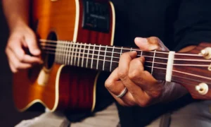 Cómo Evitar la Rigidez Postural: Consejos para Guitarristas Saludables