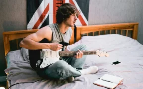 Cómo adaptar el aprendizaje de guitarra a personas con hipersensibilidad táctil