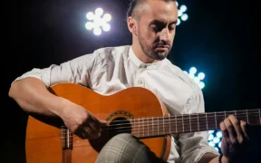 Cómo el Ajuste Correcto de la Correa de Tu Guitarra Puede Mejorar Tu Salud Musical