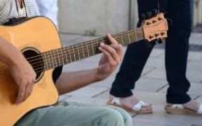 Cómo el Estrés Afecta la Salud Física de los Guitarristas: Prevención y Cuidados
