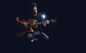 Cómo prevenir recaídas tras una cirugía de codo en guitarristas