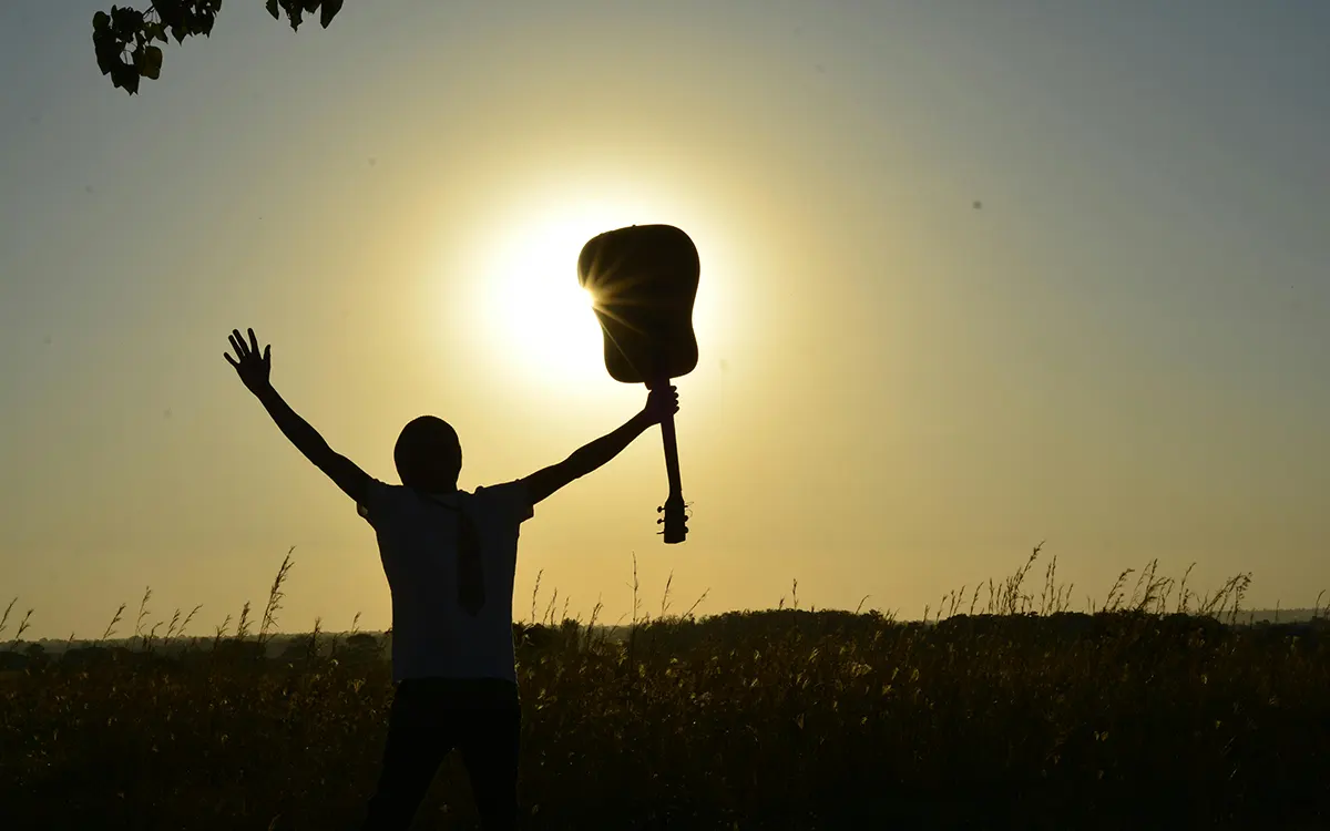 Comparativa de soportes de pierna para guitarristas con lesiones de cadera