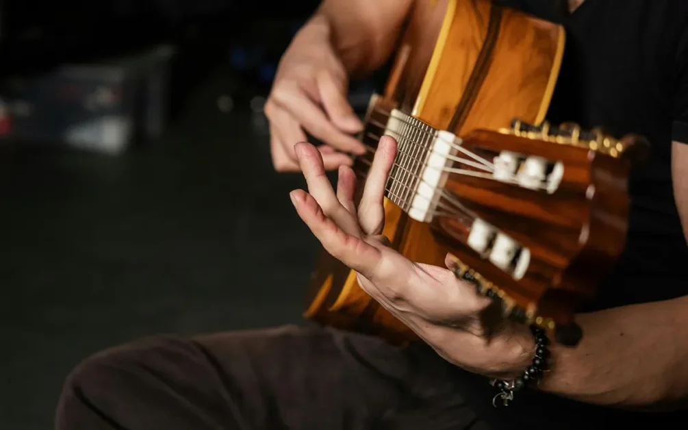 Cuerdas de nylon vs acero: qué opción es más segura para guitarristas con dolor