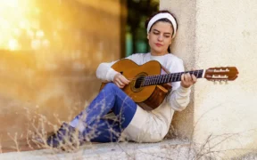 Cuida tus Articulaciones: Consejos para Guitarristas en Climas Húmedos