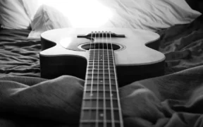 Cuida tus dedos: Prevención de lesiones en guitarristas al usar slide