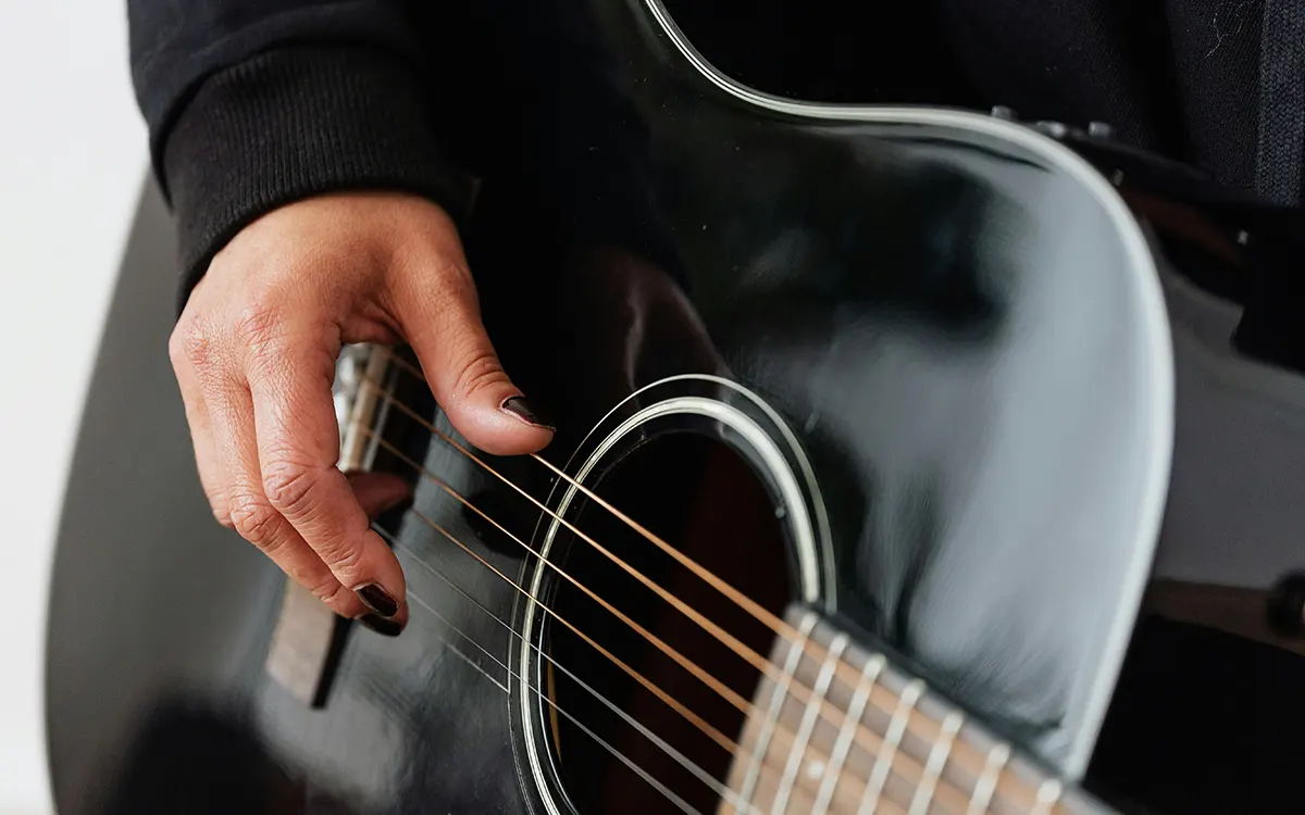 Derechos del guitarrista lesionado en una escuela de música
