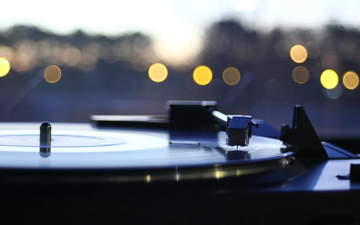 Discos que se escuchan de forma diferente en cada década