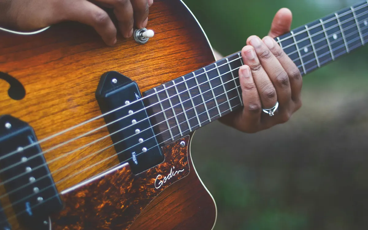 Dislocación de falange en guitarristas tras impacto o esfuerzo repetido