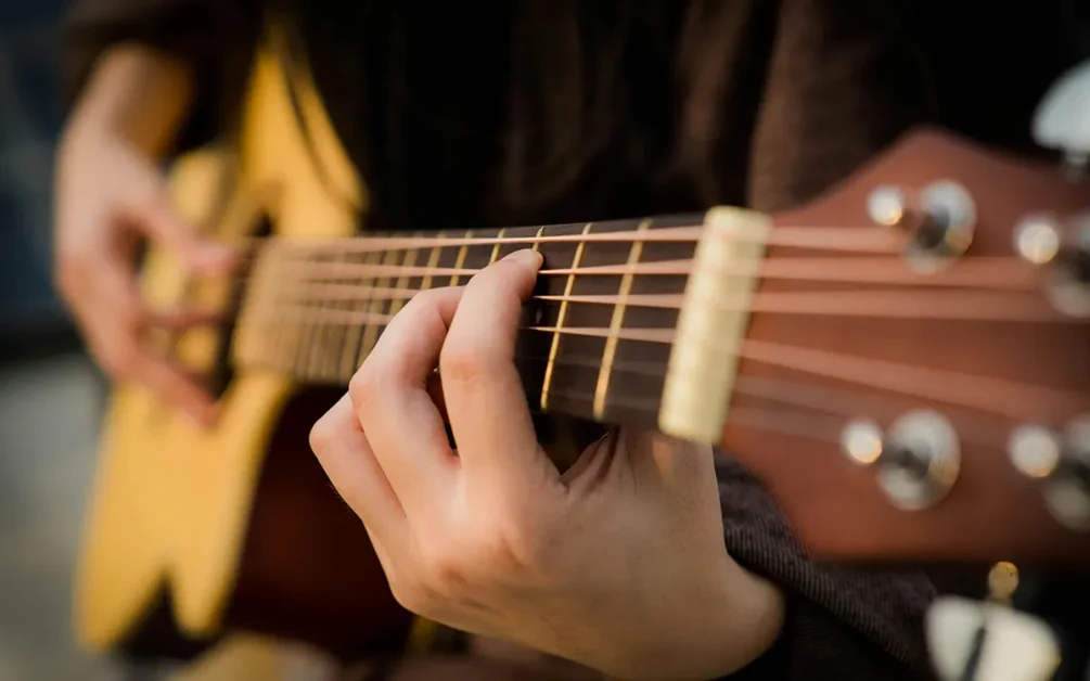 Ejercicios Esenciales con Banda Elástica para la Salud de las Manos del Guitarrista