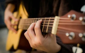 Ejercicios Esenciales con Banda Elástica para la Salud de las Manos del Guitarrista
