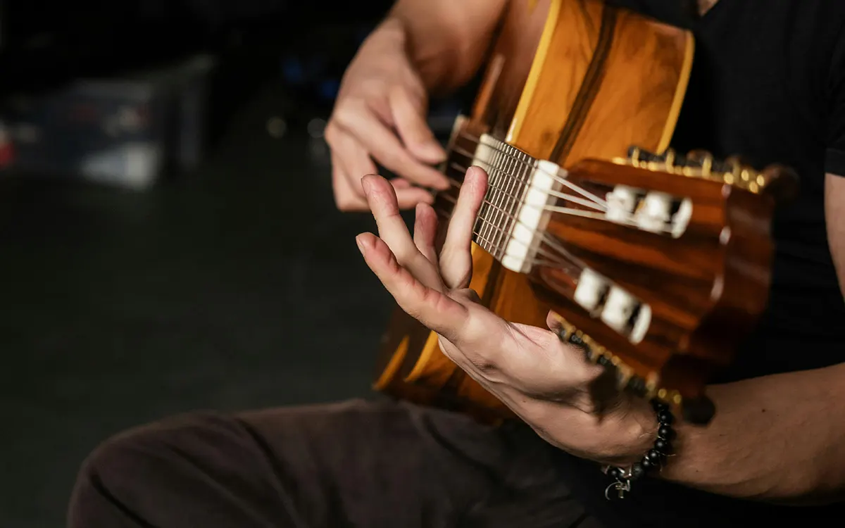 Ejercicios Esenciales de Estiramiento para Mantener la Salud de tus Dedos como Guitarrista