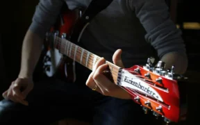 Encuentra Tu Guitarra Ergonómica: La Clave para Tocar sin Dolor