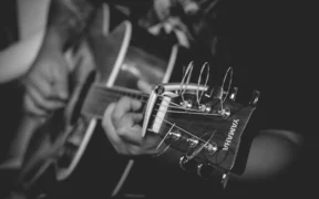 Equilibrio Musical: Cómo Mantener la Simetría Muscular para Guitarristas Saludables