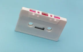 Escándalos que casi arruinan carreras musicales