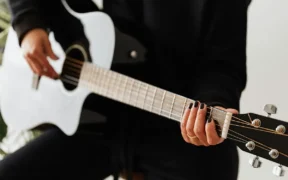 Evita las Contracturas: Consejos para Guitarristas que tocan Sentados
