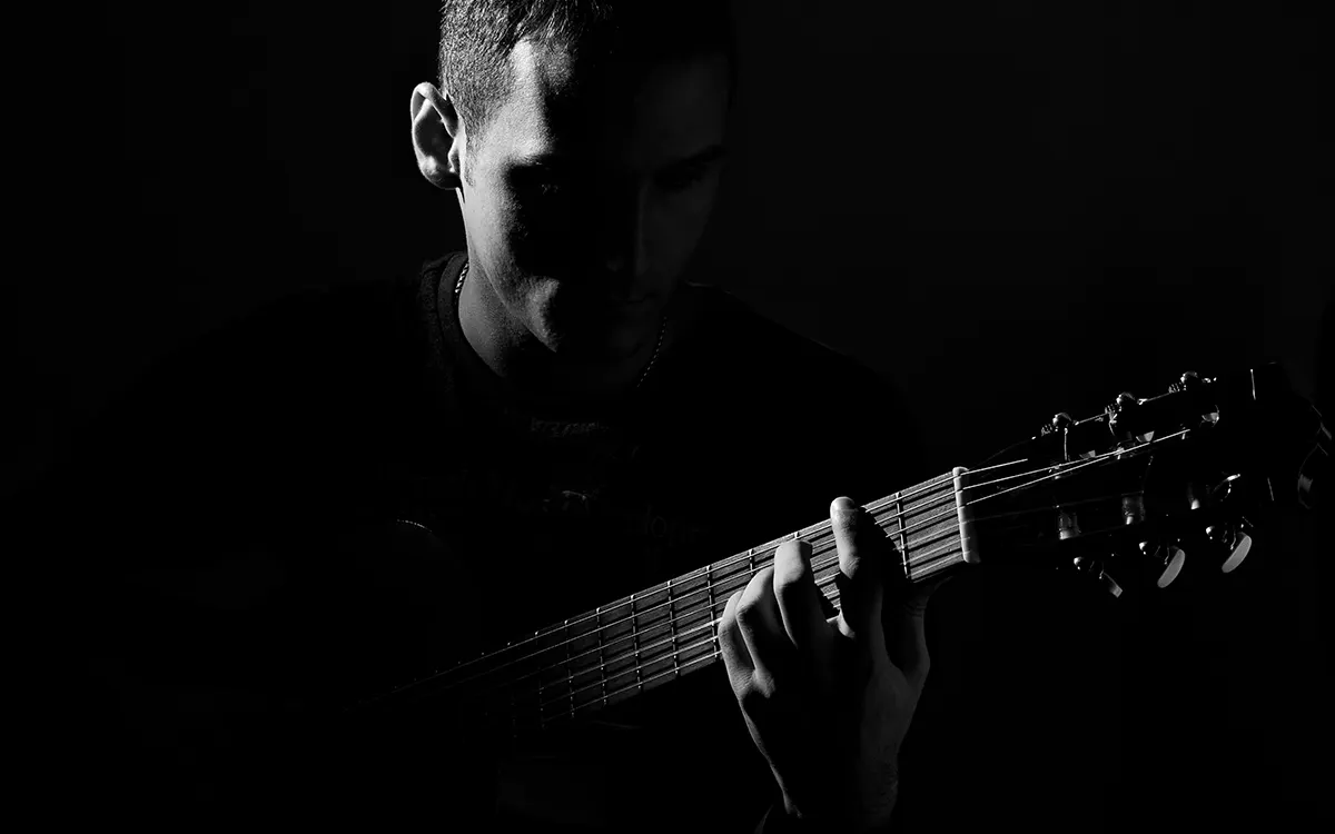 Guitarrista con distonía focal: tratamiento y adaptación técnica