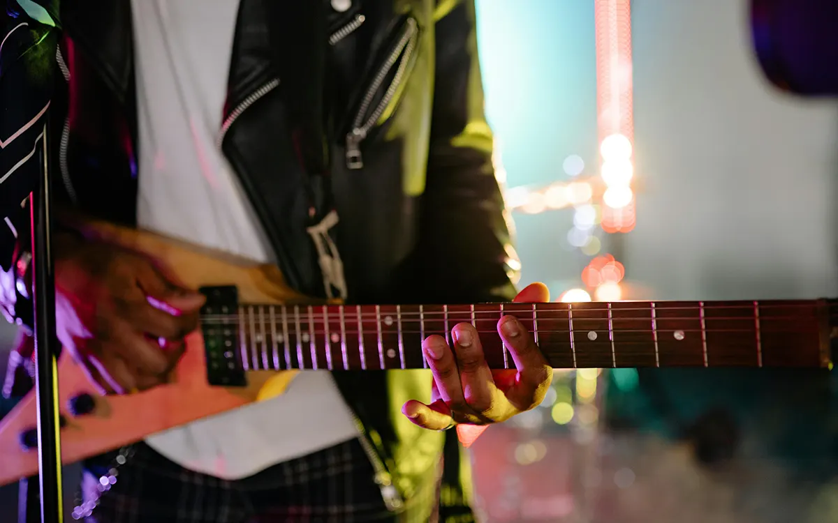 Guitarristas mayores de 60 años: estrategias para tocar sin dolor