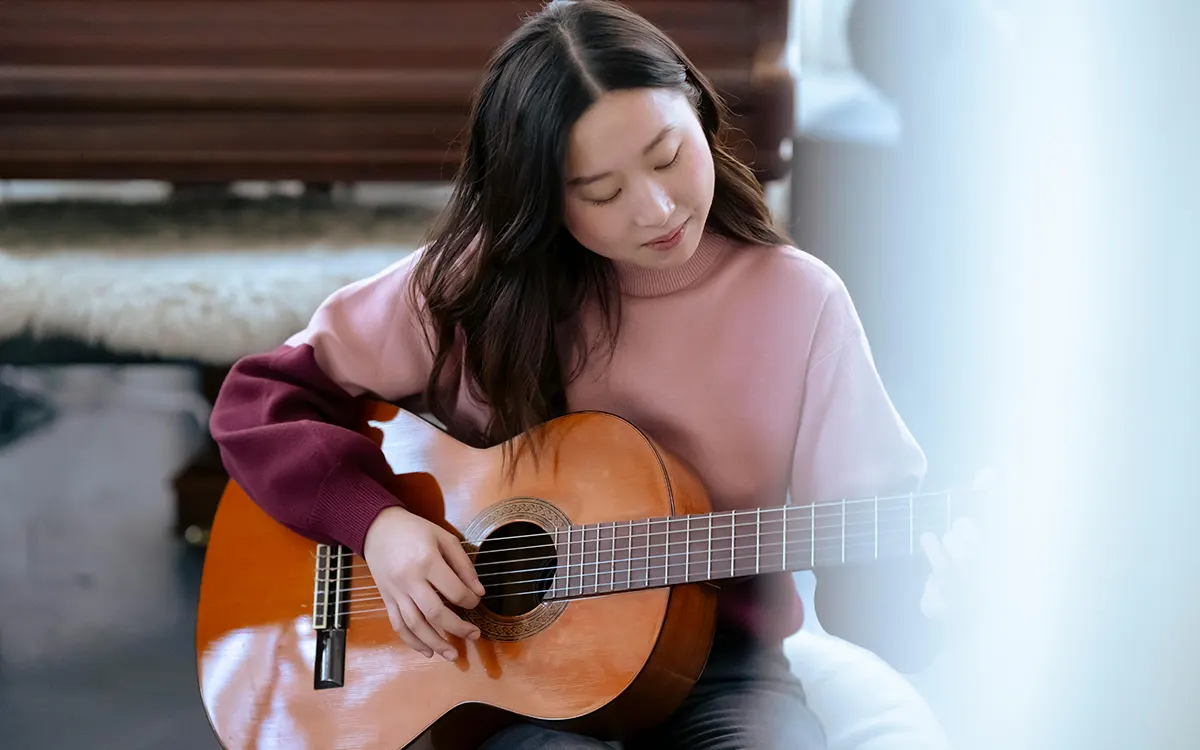 Guitarristas que aprenden varias técnicas a la vez: riesgos por sobrecarga