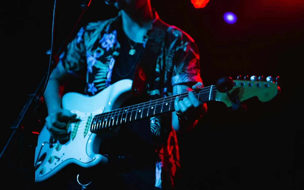 Guitarristas que ensayan con smartwatch o pulseras: impacto sobre la muñeca