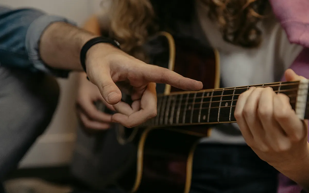 Guitarristas que usan técnicas híbridas de púa y dedos: sobreuso inesperado