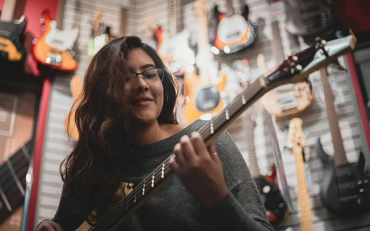 Guitarristas tras cirugía de túnel carpiano: adaptación física y técnica