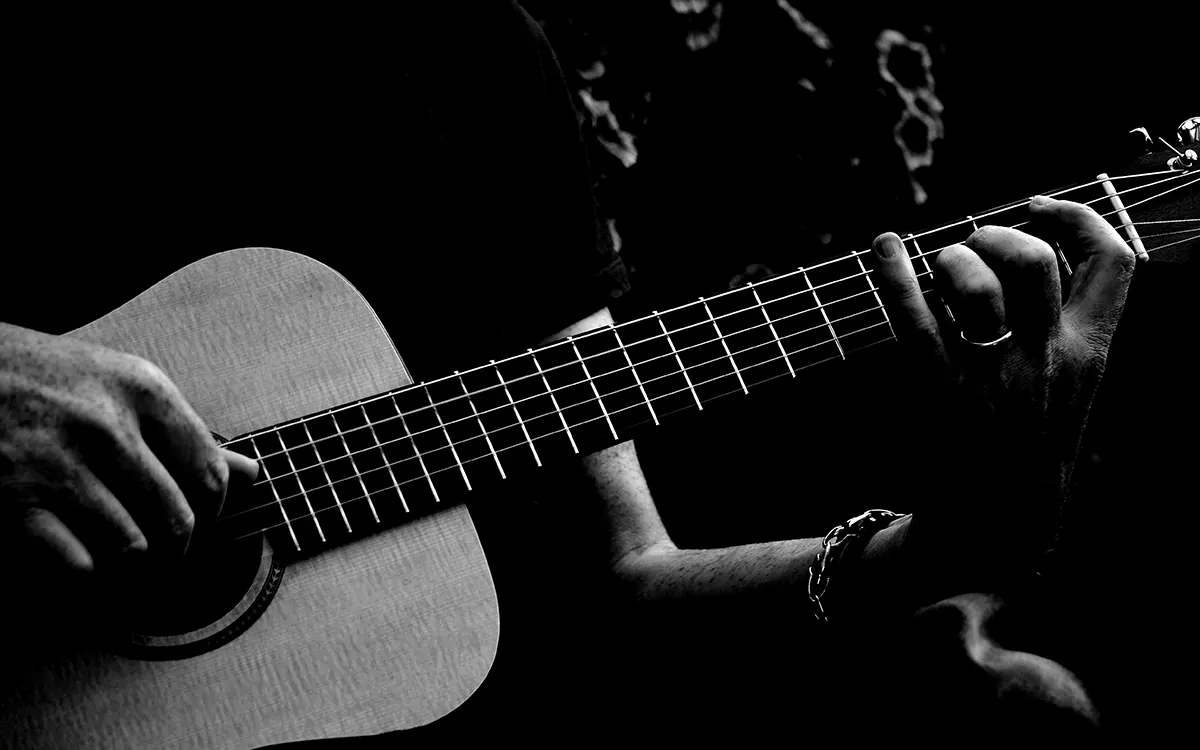 Guitarristas y lateralidad cerebral: implicaciones físicas poco conocidas