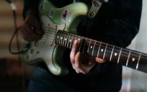 Guitarristas zurdos reeducados a diestros: riesgos físicos derivados