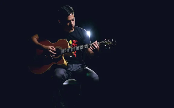 Lesiones famosas en guitarristas icónicos y cómo las superaron