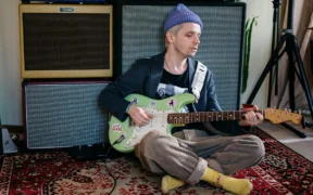 Mejora tu Rendimiento Musical: La Importancia de Corregir la Pelvis Inclinada en Guitarristas