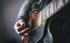 Mejora tu Técnica Guitarrística: La Importancia del Ángulo de las Rodillas para la Salud del Músico