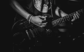 Optimiza Tu Práctica: La Importancia de la Superficie para la Salud del Guitarrista