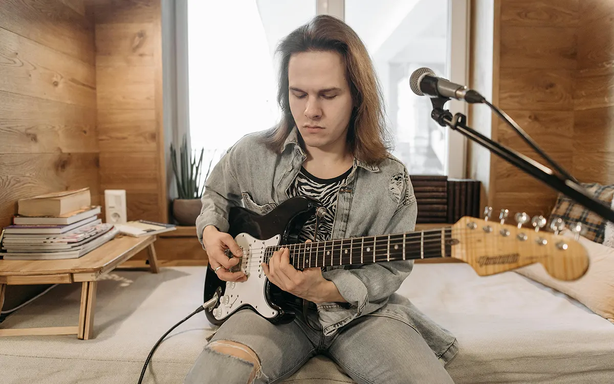 Parestesia persistente en dedos del guitarrista: cuándo consultar a un neurólogo